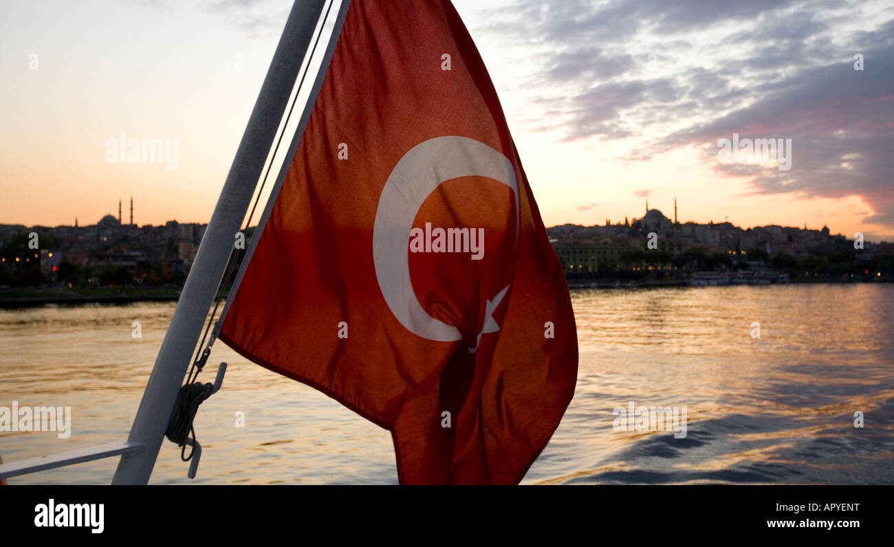 Türkische Flagge, Fluss und Sonnenuntergang Hintergrund Stockfoto
