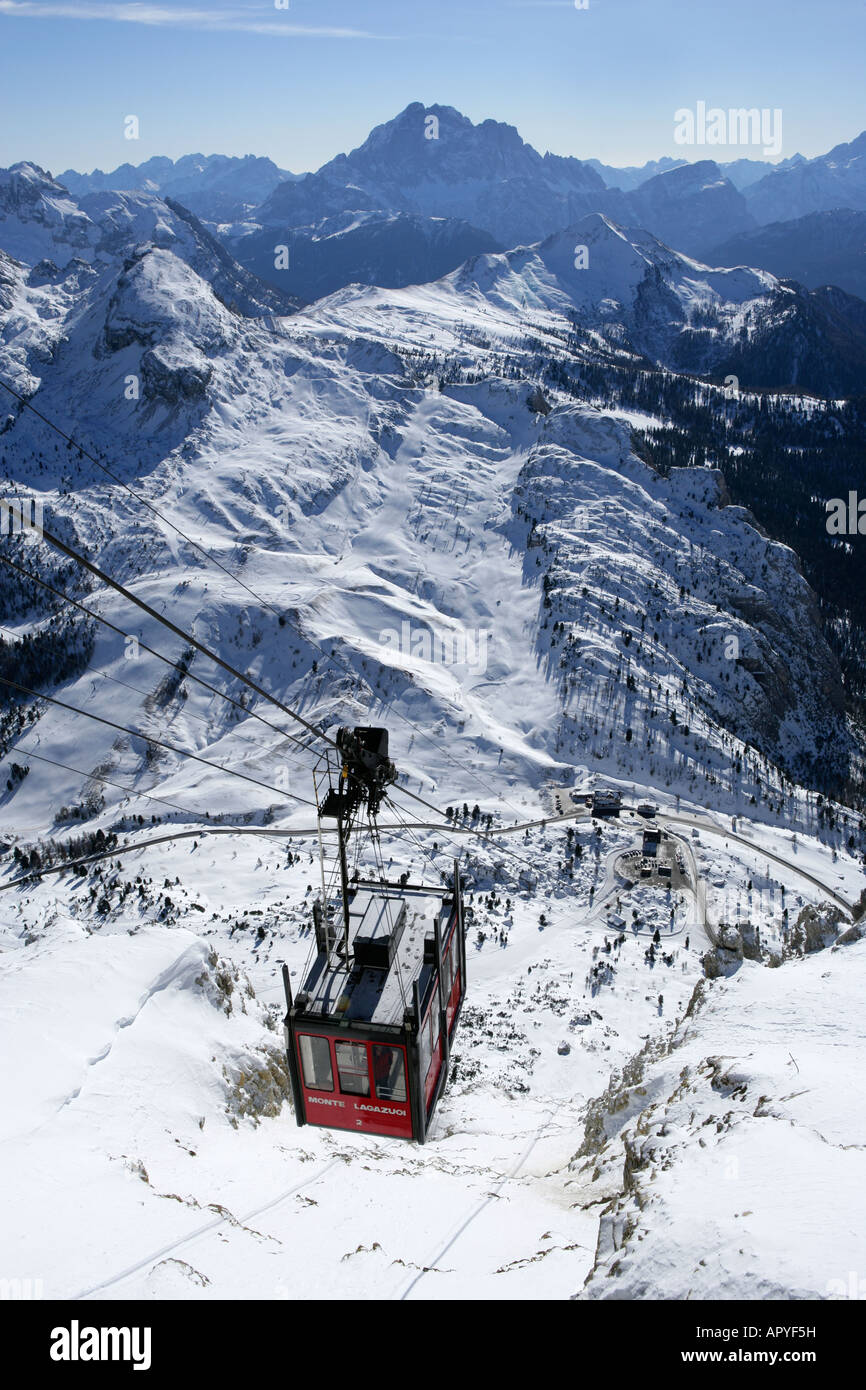 Seilbahn im Winterschnee, Dolomiten, Italien Stockfoto