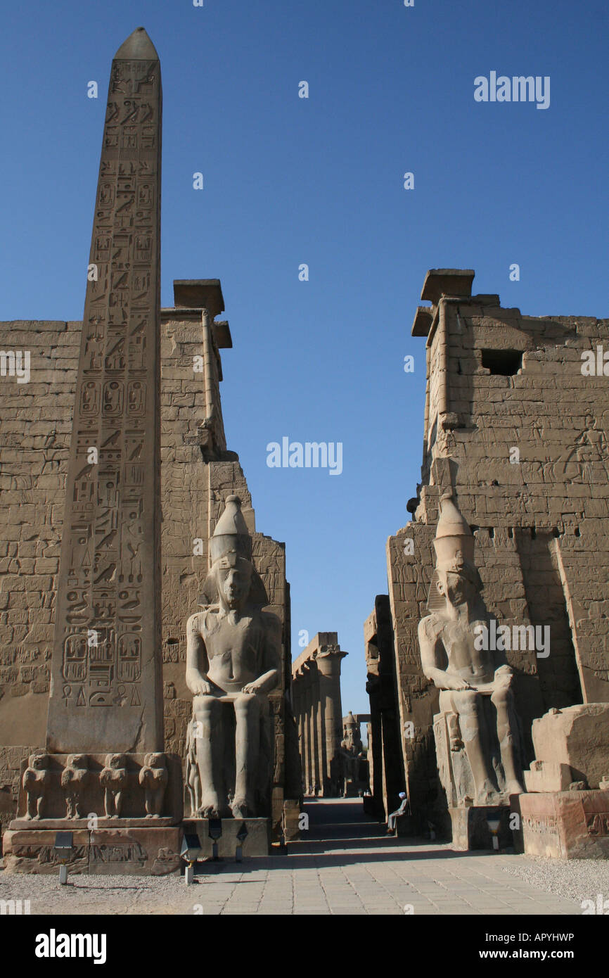 Luxor-Tempel - Eingang inklusive Pylon und kolossalen Statuen von Ramses [Luxor, Ägypten, arabische Staaten, Afrika]. Stockfoto