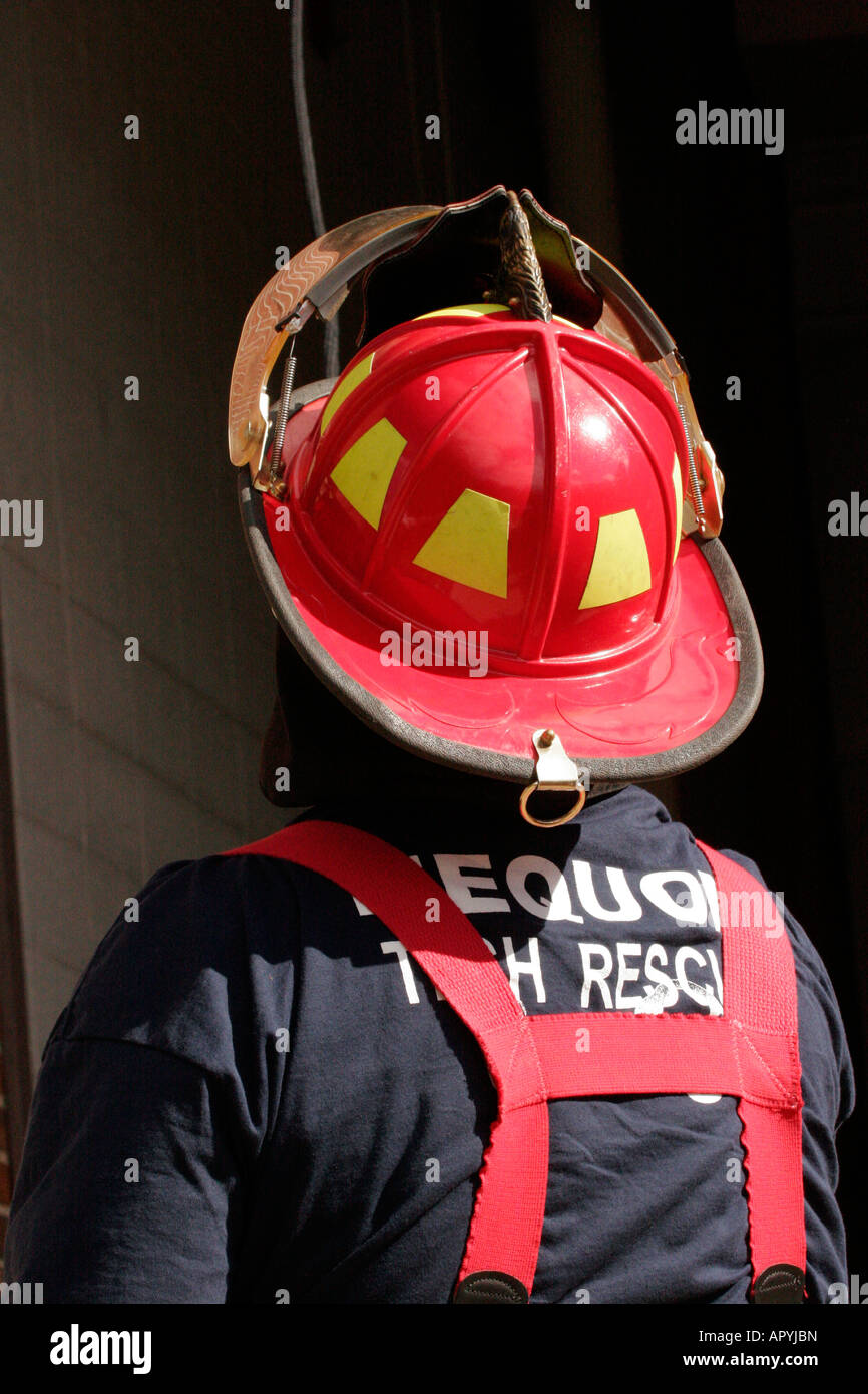 Eine amerikanische Feuerwehr für die Stadt von Mequon Wisconsin blickte dabei eine Antenne Seile Übung training Stockfoto