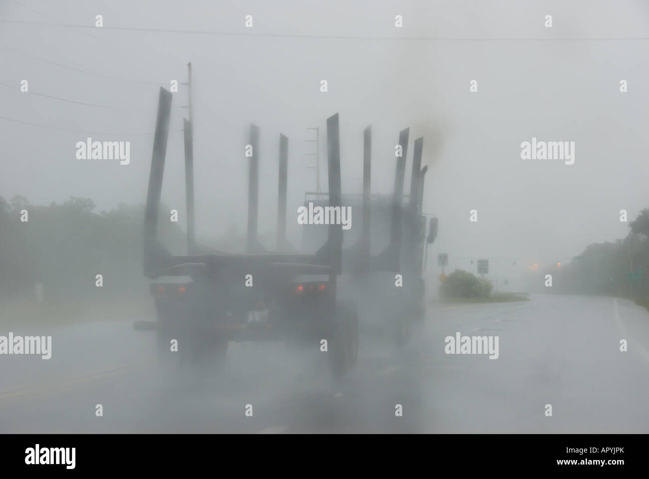 Autobahnfahrt Gefahren Gefahr Schlechtwetter Regen LKW sprüht Wasser vorbei fliegen Spray hell grauen Hintergrund horizontale h Auto Stockfoto