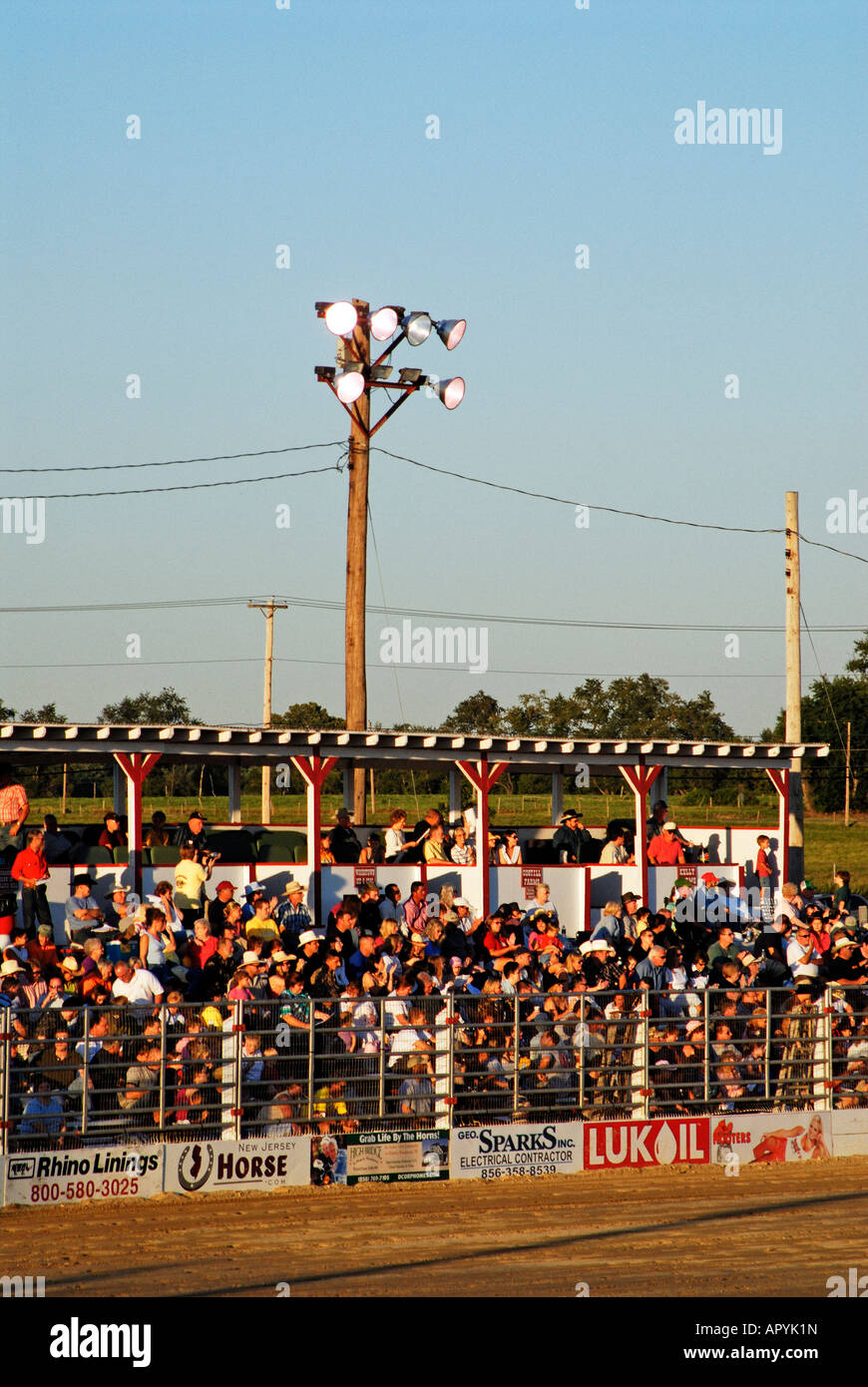 Zuschauer sehen ein Rodeo Event Cowtown NJ Stockfoto