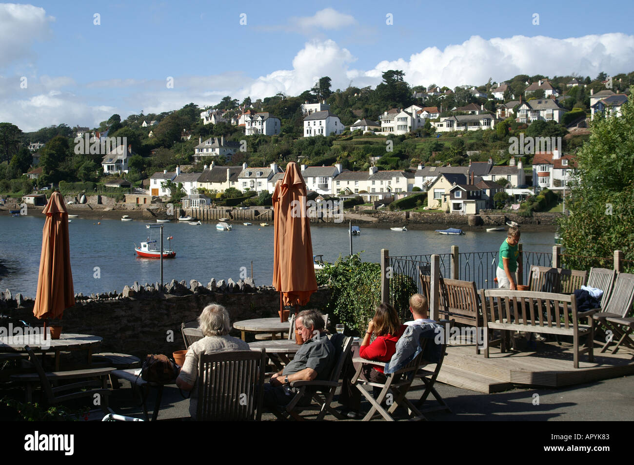 Die Terrasse vor der Swan Inn Noss Mayo Devon England Stockfoto