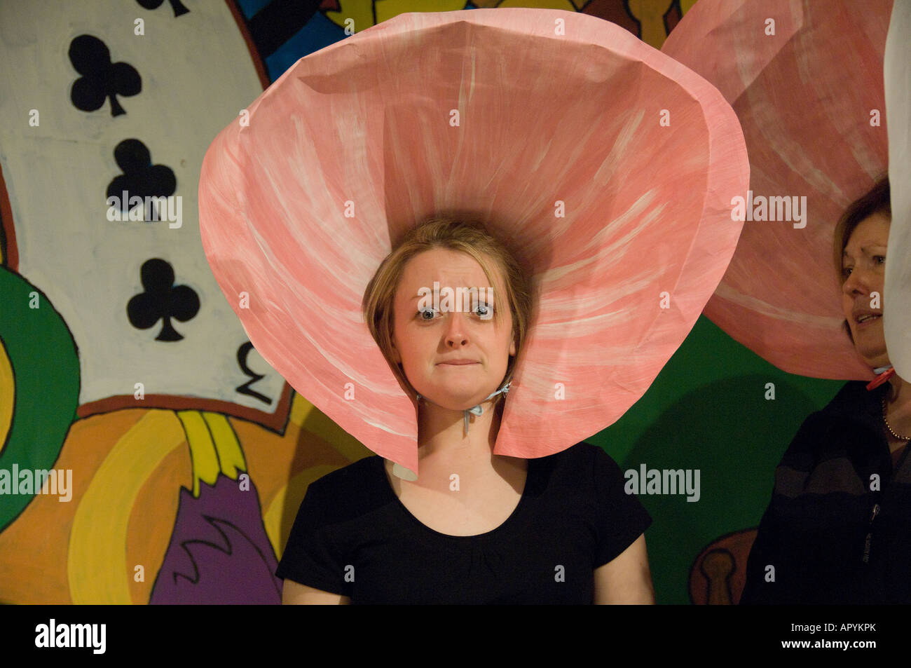 Junge Frau Student Performer Aberystwyth University Theaterwissenschaft handeln wie eine Auster in Alice hinter den spiegeln Stockfoto