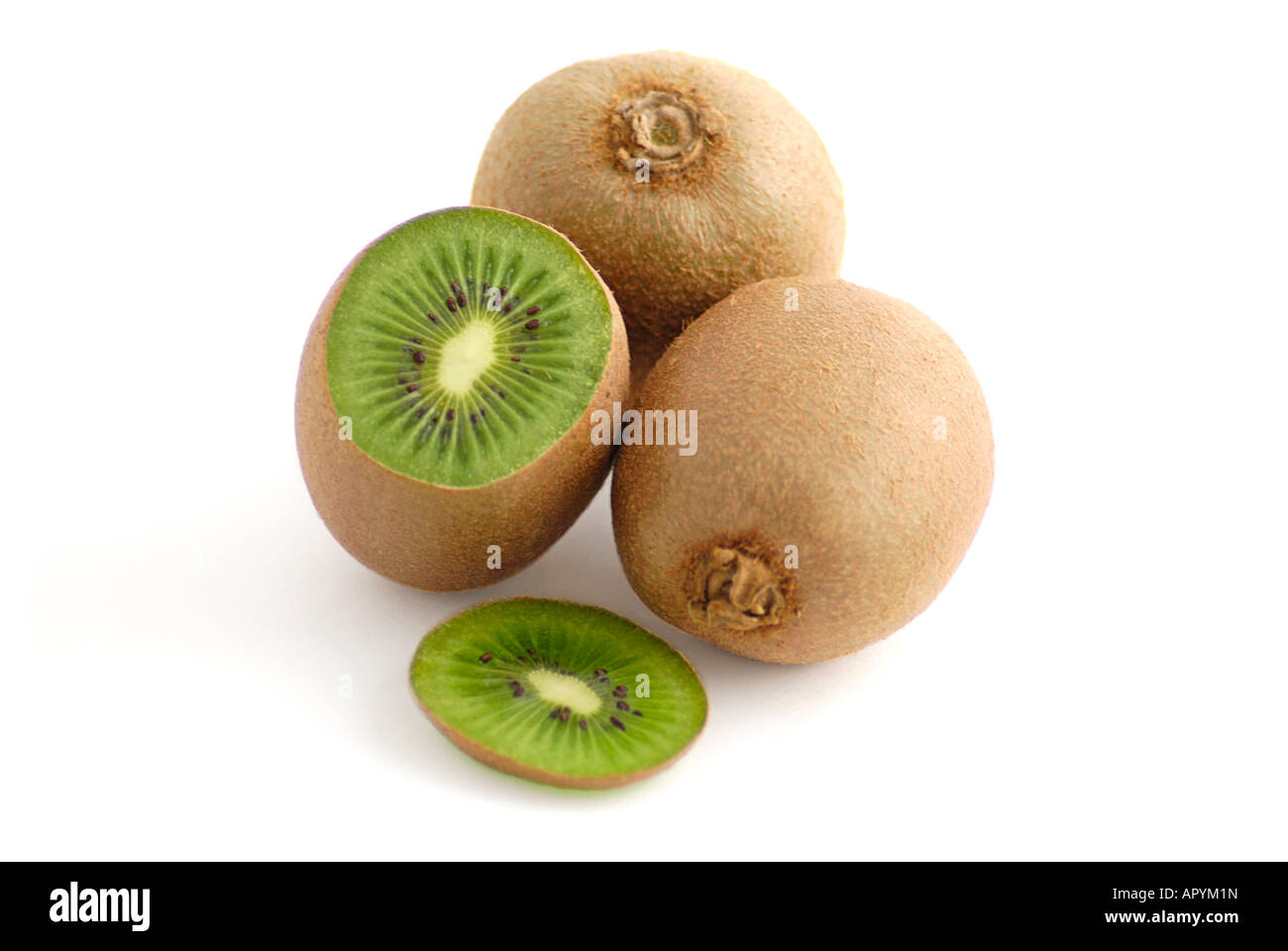 Zwei ganze und einer in Scheiben geschnittenen Kiwi Stockfoto