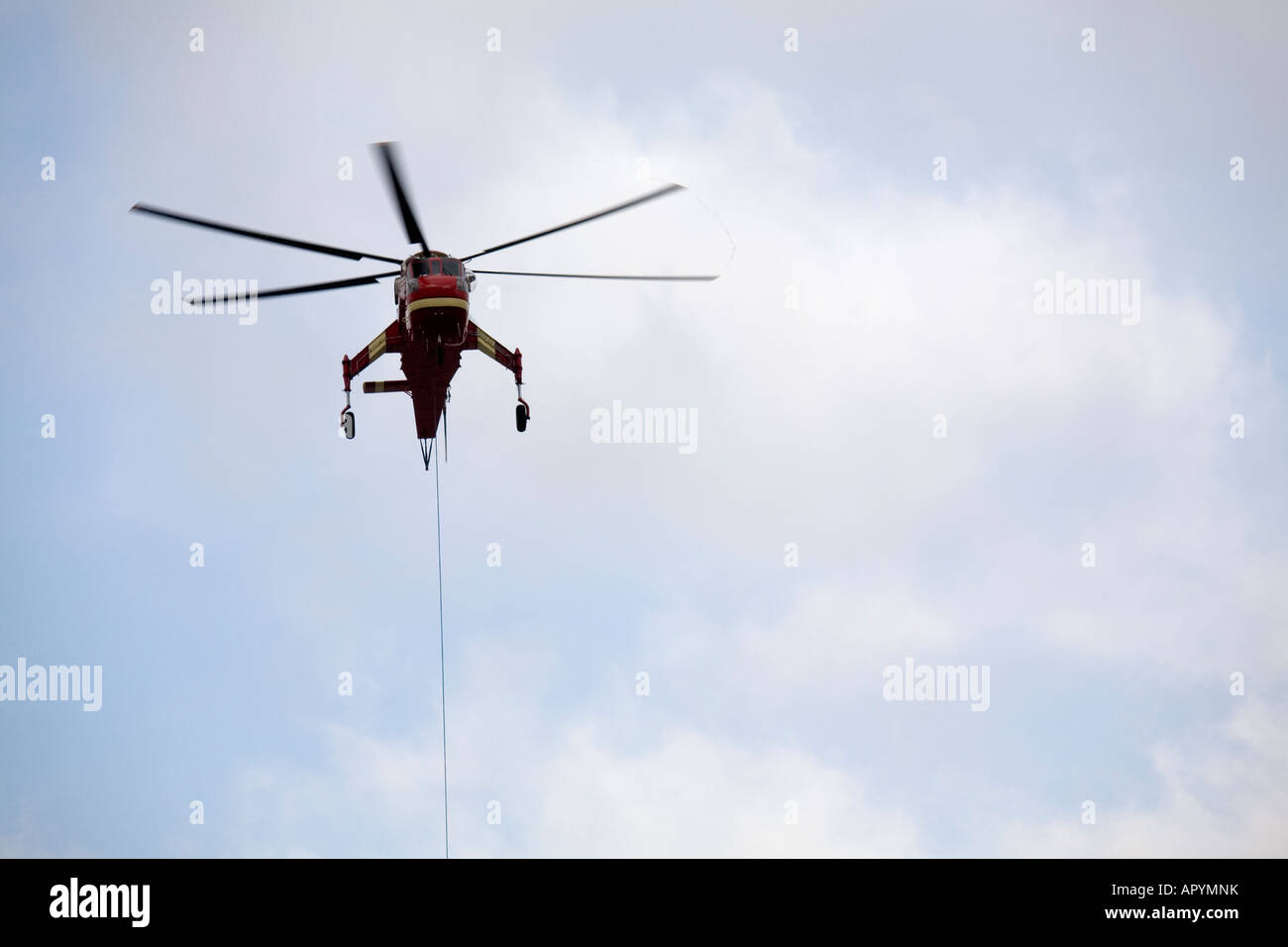 Ein Himmel Kran Hubschrauber bereitet einige Ladung abholen. Stockfoto