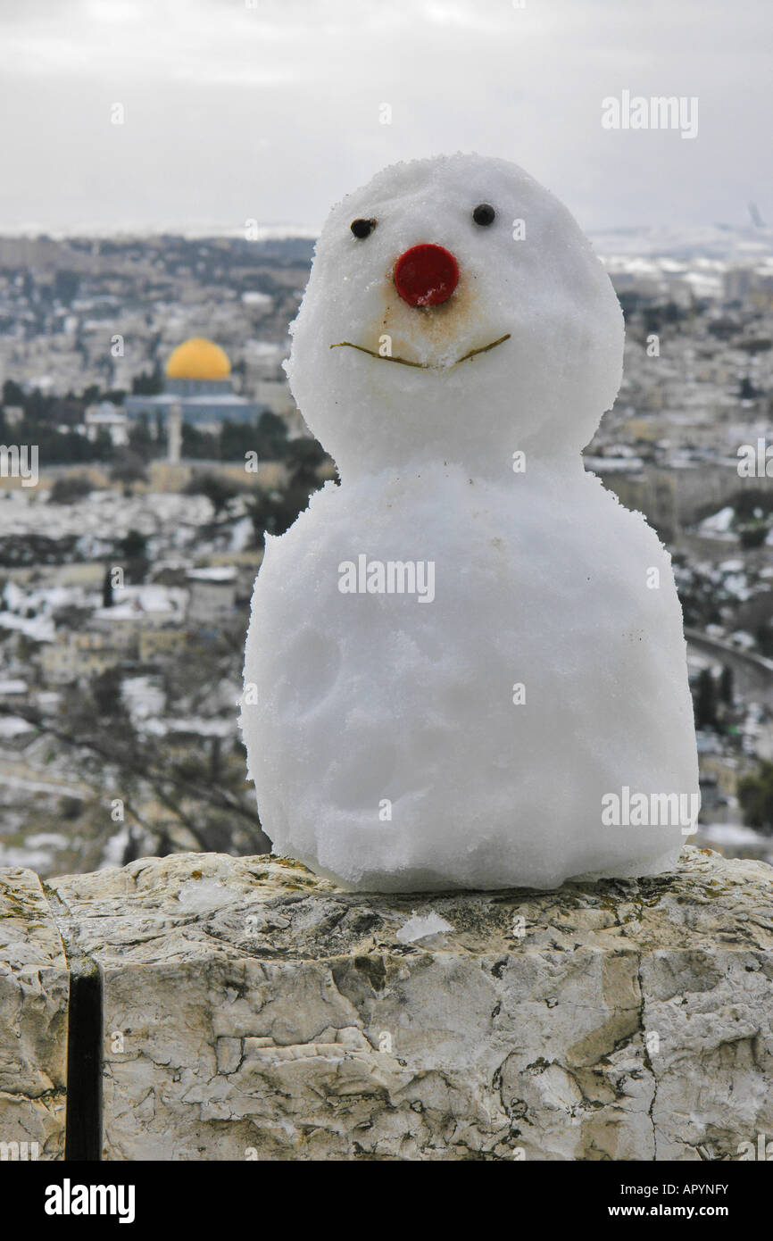 Jerusalem, Schneemann und die goldene Kuppel in Jerusalem. Bild vom Mount Scopus Stockfoto