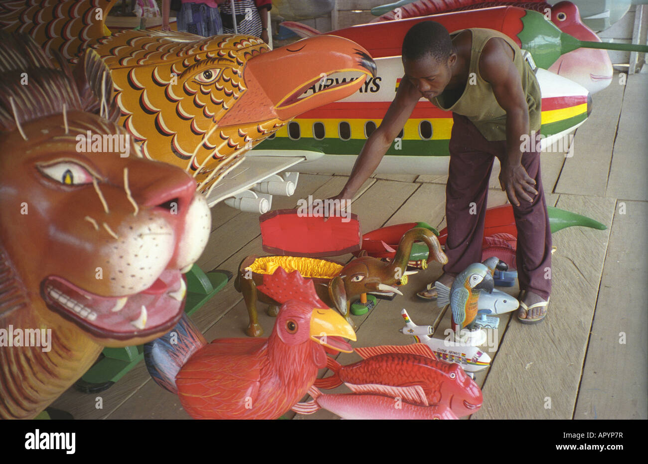 Ein junger Mann demonstrieren und zeigen, Särge, Urnen und Särge in einen Sarg Shop oder Bestattungsunternehmen in Ngungua in der Nähe von Accra Ghana Stockfoto