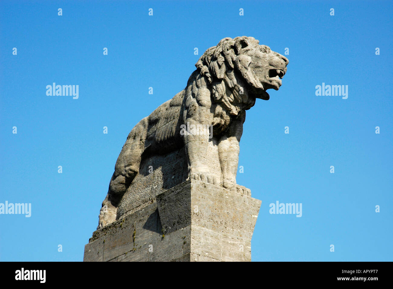 Skulptur Stein Löwe vor blauem Himmel, Wappentier der Bergischen Land, Remscheid, Nord Rhein Westfalen, Deutschland Stockfoto