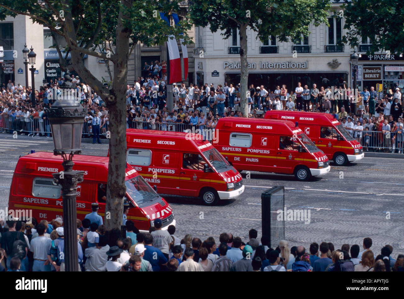 EU-FR Frankreich Region Ile de France Paris 8 Bezirk Juli 14. Klangpraxis-Nationalfeiertag Krankenwagen der berühmten Avenue des Champs Stockfoto