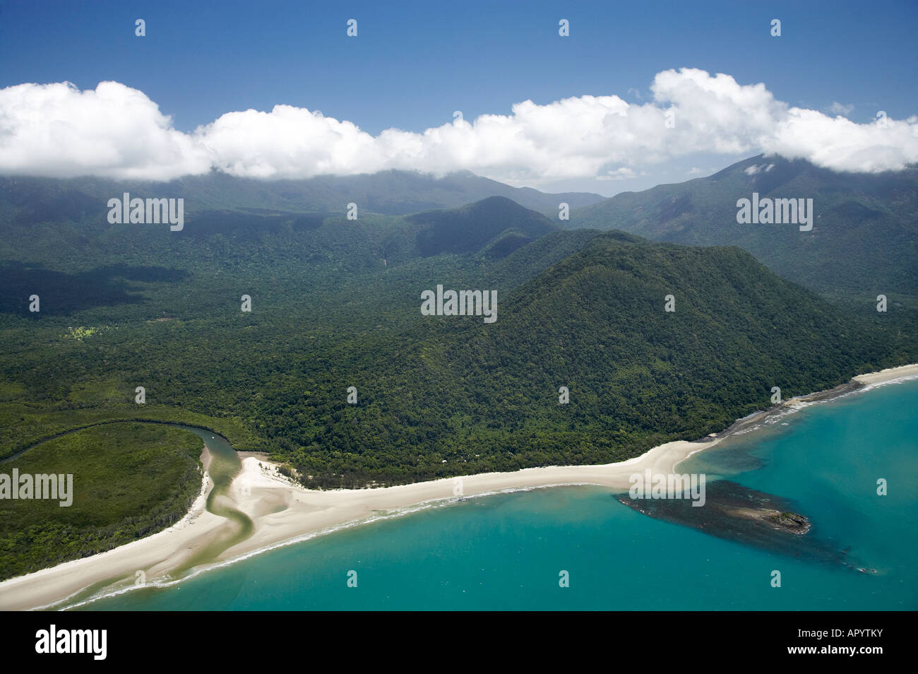 Thornton Beach und schlug Insel Alexandra Bay Daintree National Park World Heritage Bereich North Queensland Australien Antenne Stockfoto