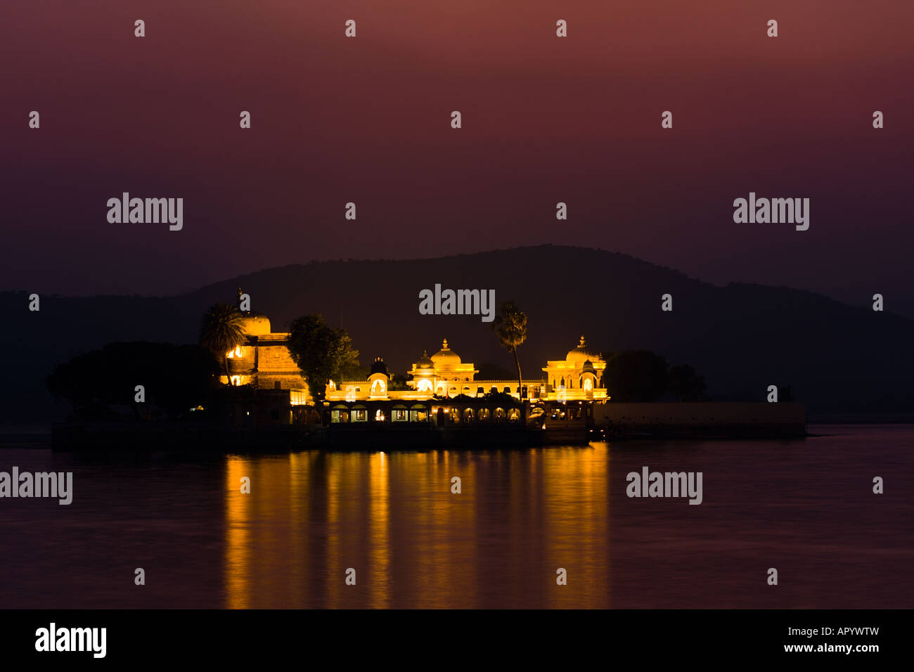 Nachtansicht des Lake Palace Insel des Jagmandir am Pichola-See - Udaipur, Rajasthan, Indien Stockfoto