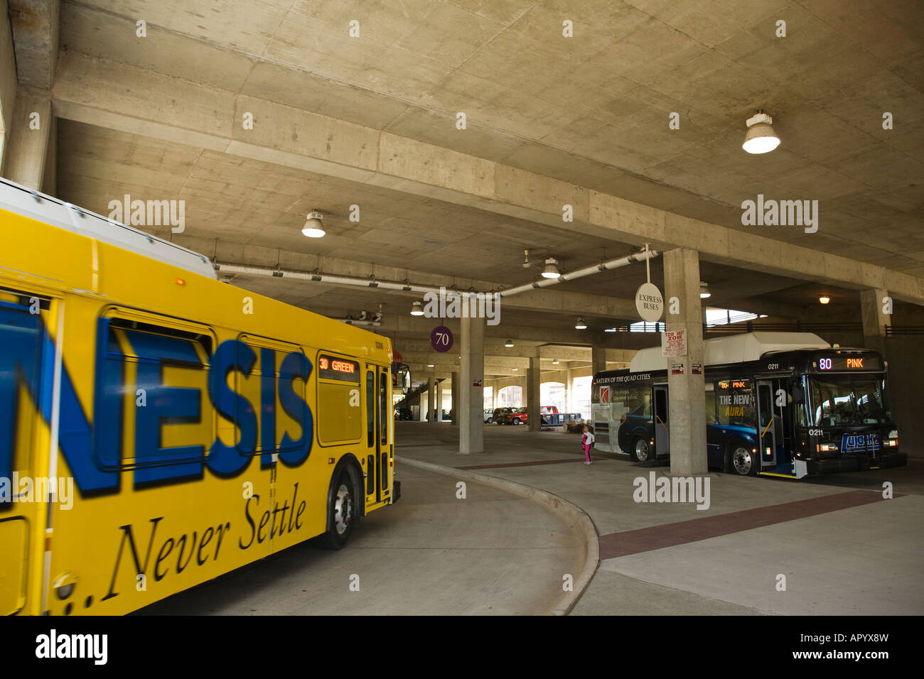 ILLINOIS Moline bedeckt Busbahnhof für die öffentlichen Verkehrsmittel der Stadt Busse Stockfoto