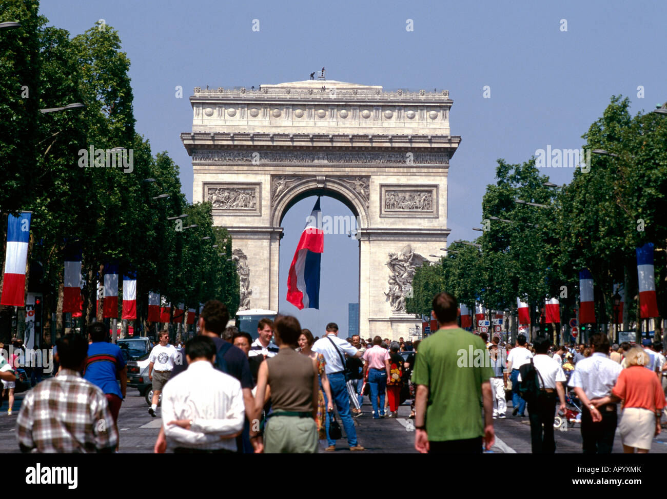 EU-FR Frankreich Region Ile de France Paris 8 Arrondissement der berühmten Avenue des Champs-Elysees und dem Arc de Triomphe nach der Stockfoto