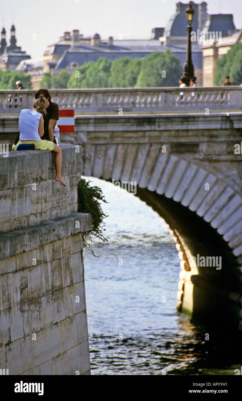 Paris Seine Fluss Banken junges Paar in Liebe sitzen Stockfoto