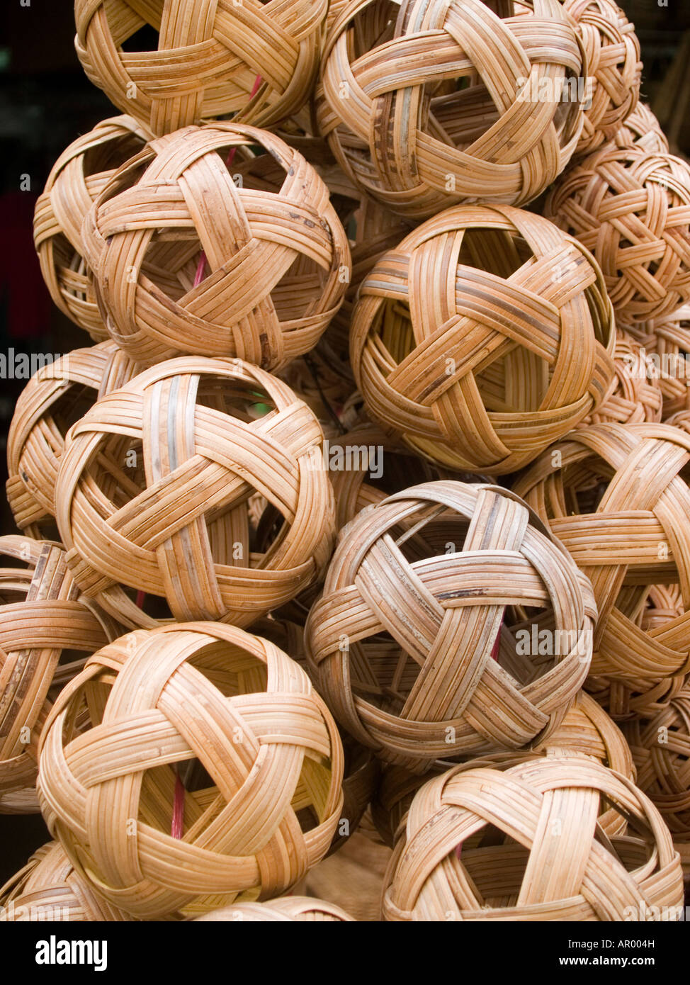 Bambus Takraw Kugeln fr den Verkauf in einem Markt von Yangon in Myanmar  Stockfotografie - Alamy
