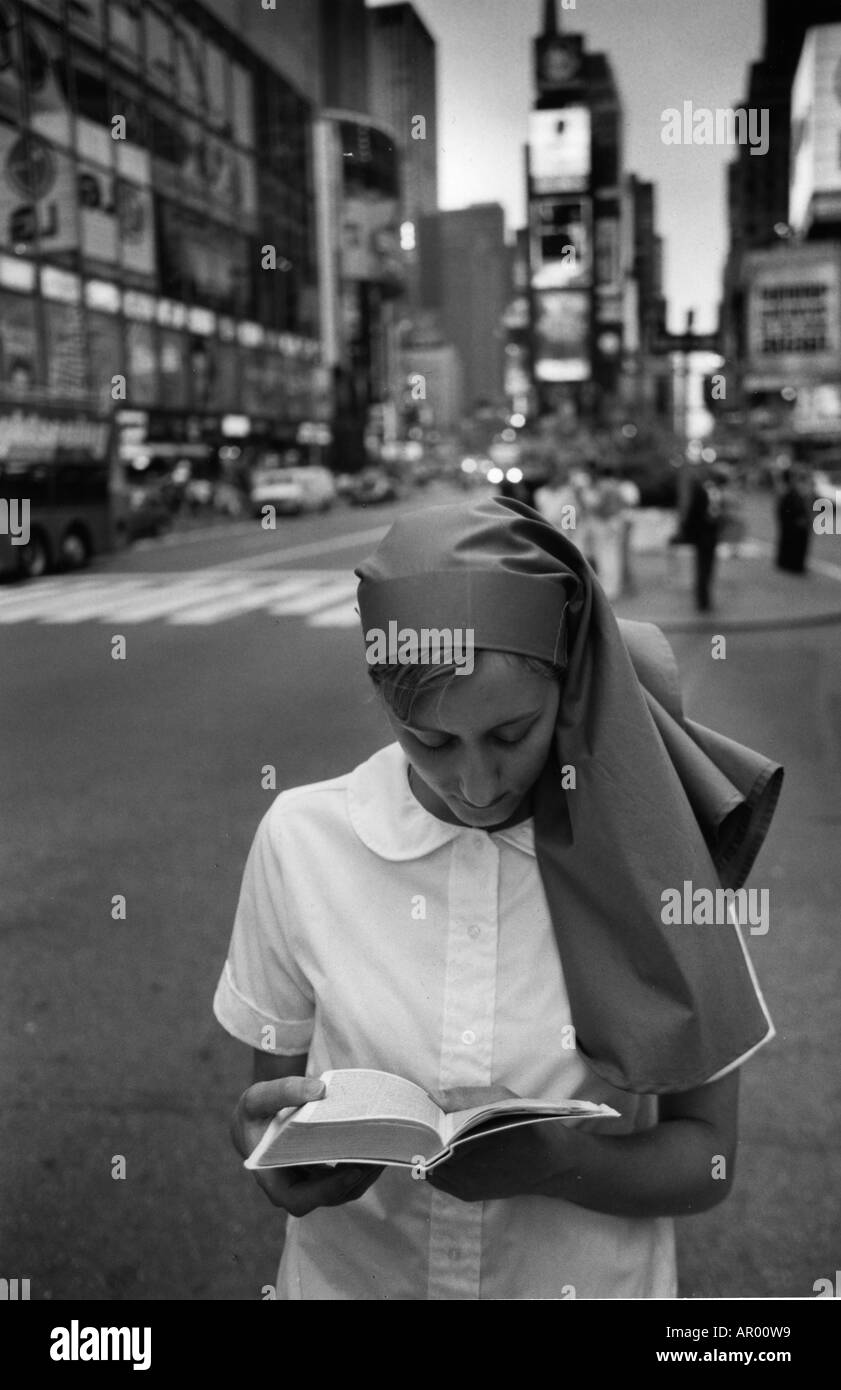 Nonne auf Times Square, Nonne, Times Square, Midtown Manhattan, New York, USA Stockfoto