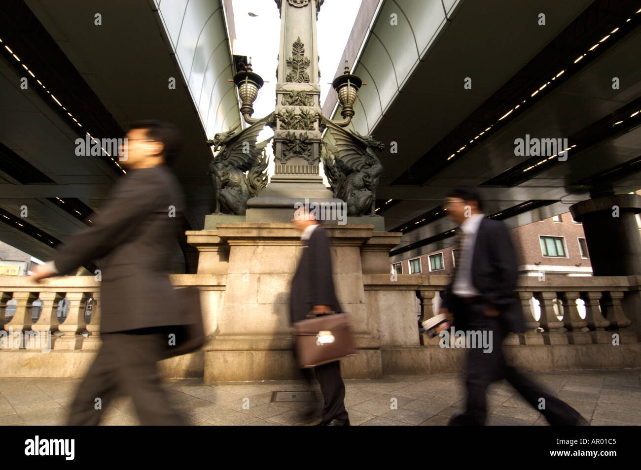 Geschäftsleute gehen über Nihonbashi Brücke im Zentrum von Tokio Japan Stockfoto