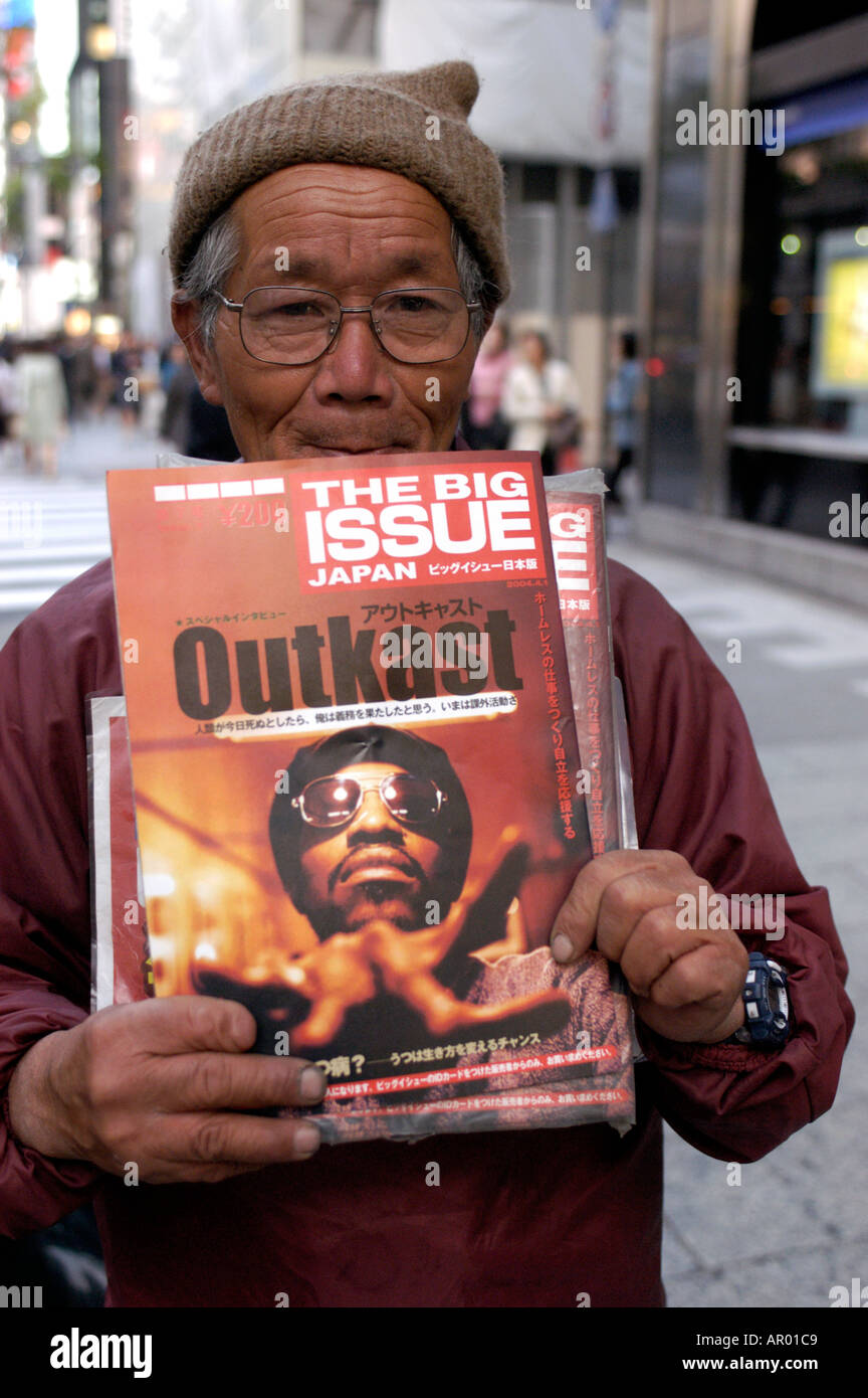 Ein Obdachloser, Verkauf von The Big Issue Magazin in Ginza Japan 2004 Stockfoto