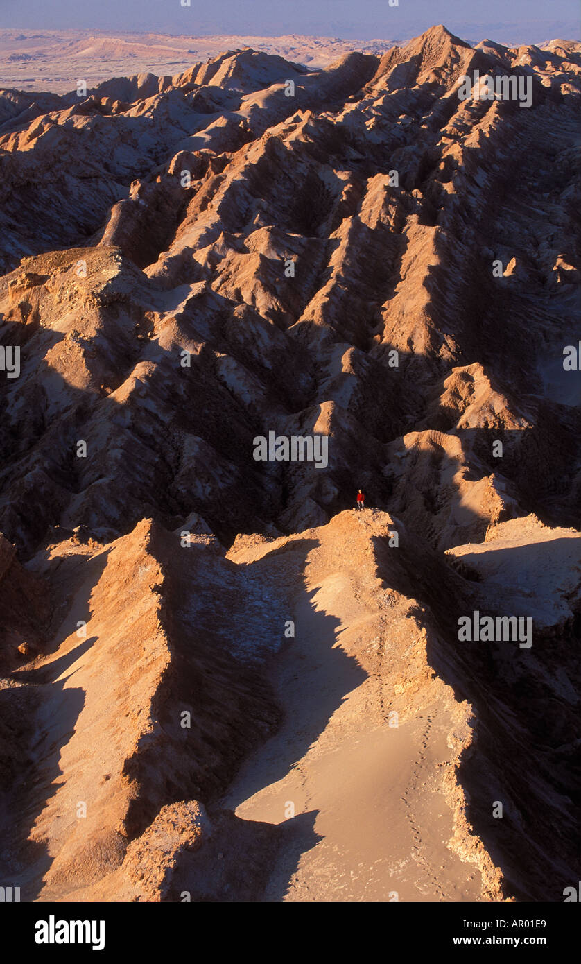 Einsame Figur auf Bergrücken Val De La Luna nr San Pedro Atacama-Wüste in Chile Stockfoto