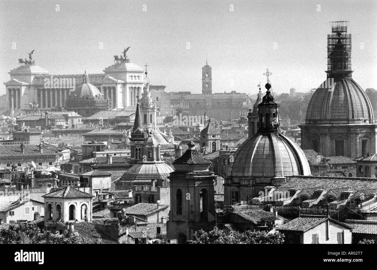Blick über Rom, Monumente Vittorio Emanuele II links, Capitole Mitte, Rom, Italien Stockfoto