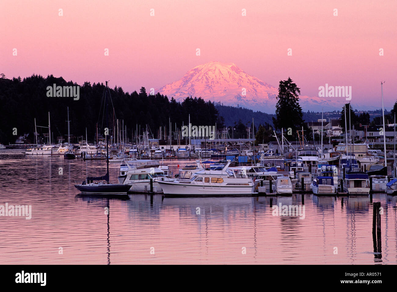 Mt Rainier und Marina am Suset Gig Harbor, Washington Stockfoto