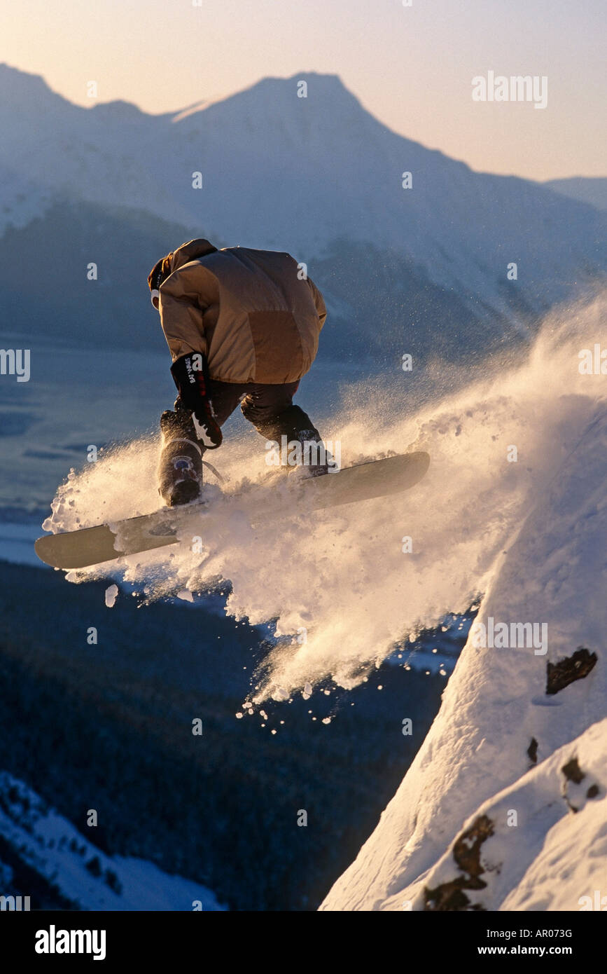 Extremer Snowboarder springt Kammlinie oberhalb Turnagain Arm Alyeska Ski Resort Girdwood Alaska SC Stockfoto