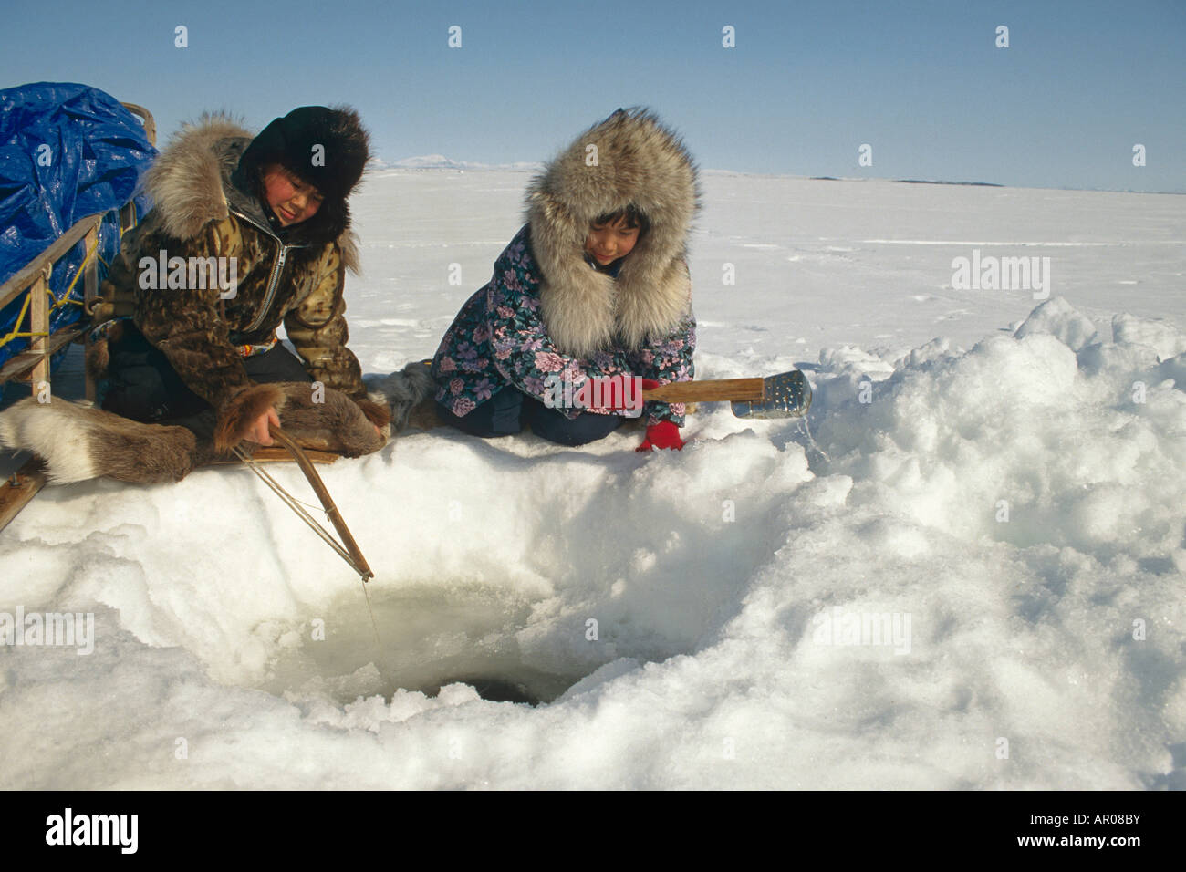 Eingeborenen Eisfischen in Kotzebue westlichen Alaska winter Stockfoto