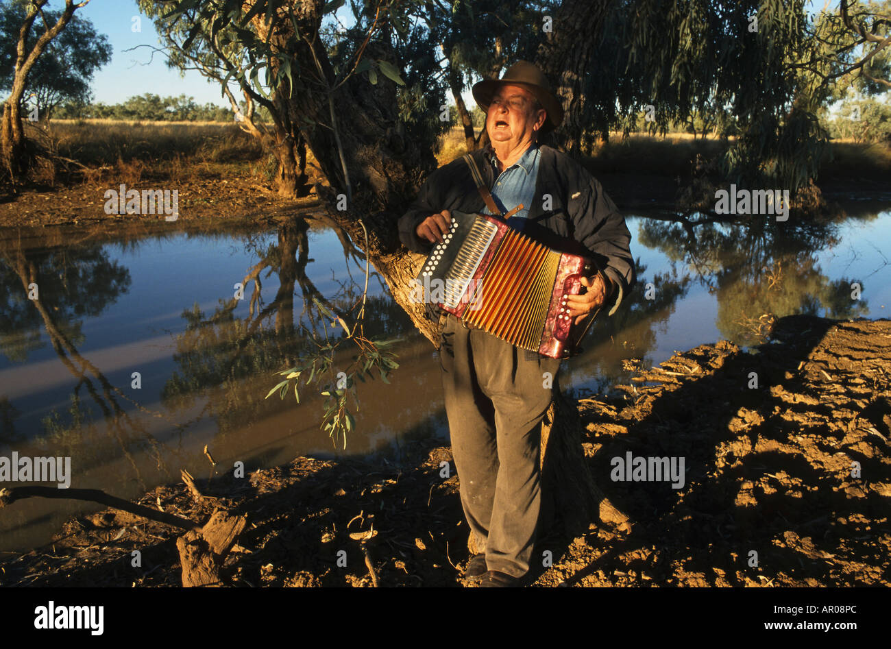 die späten Richard Magoffin, Heimatforscher, singt Waltzing Matilda Kynuna, Queensland, Australien Stockfoto