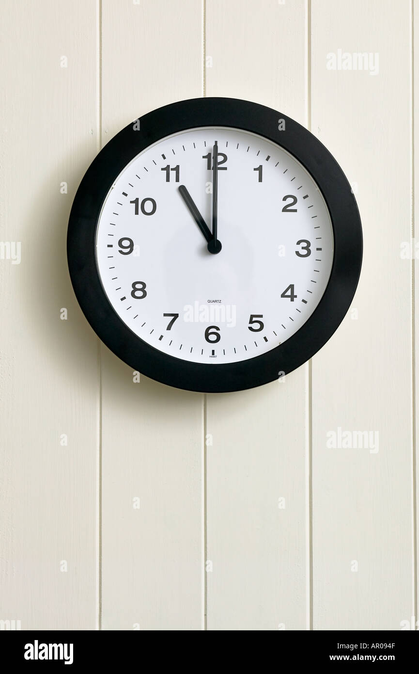 Wanduhr, Zeit um elf Uhr 1100 2300 Stockfoto