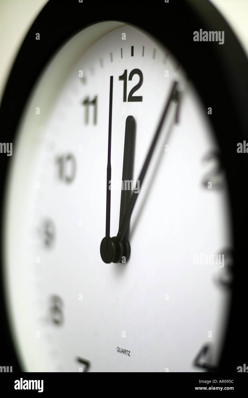 Nahaufnahme von Wanduhr Zeit um fünf Uhr vorbei an zwölf 1205 0005 anzeigen Stockfoto