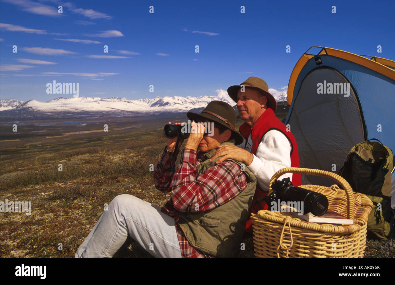 Älteres paar Camping in der Nähe von Denali Highway IN AK Stockfoto