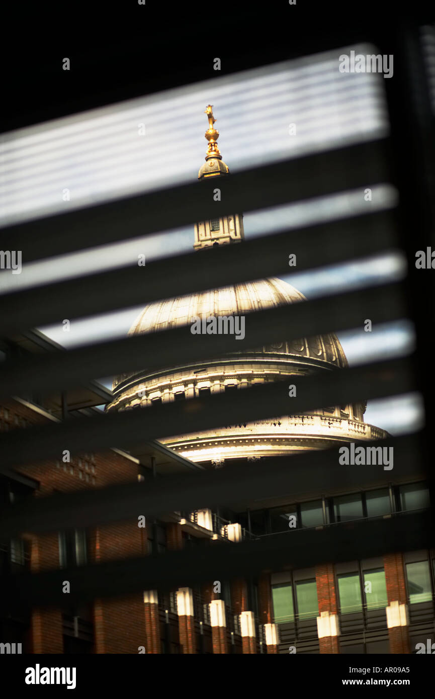 Kuppel der St. Pauls Kathedrale gesehen durch Jalousien in Bürofenster Stockfoto