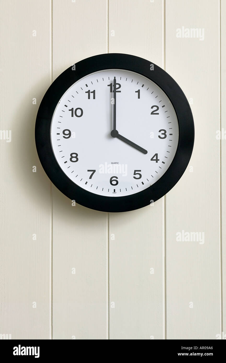 Wanduhr, Zeit um vier Uhr 0400 1600 Stockfoto
