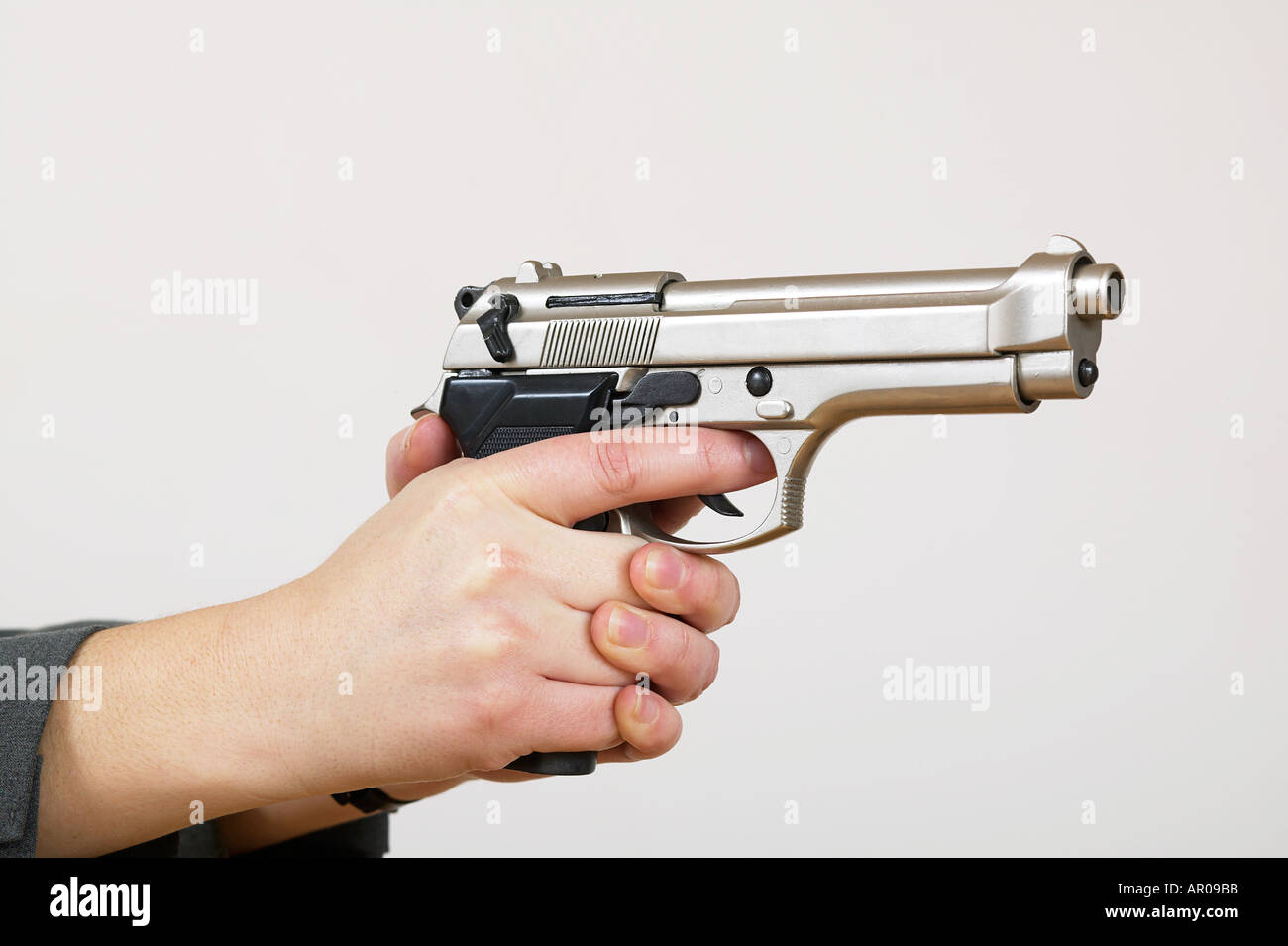 Waffe in ein Womans Hände Stockfoto