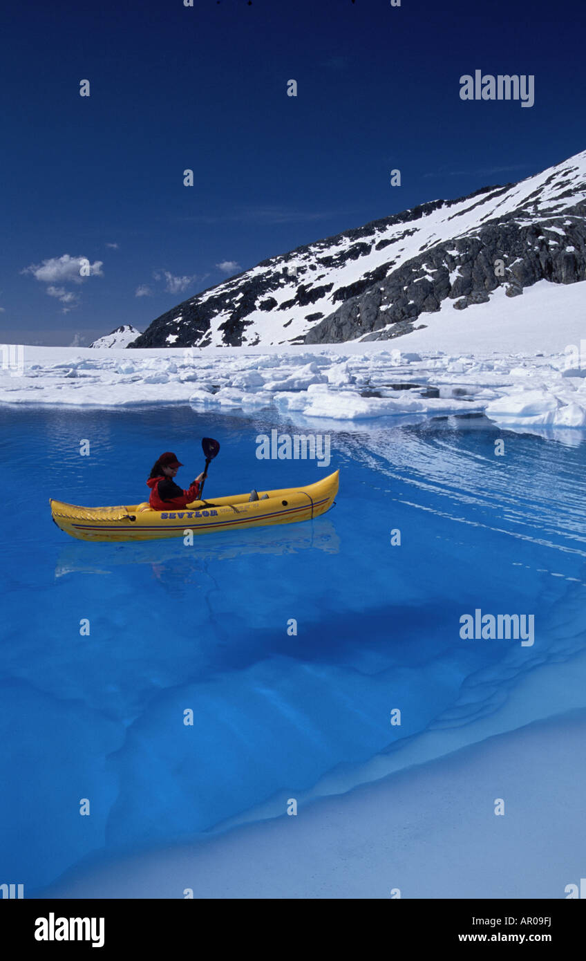 Frau entspannende Kajak blau schmelzen Teich Juneau Icefield AK Stockfoto