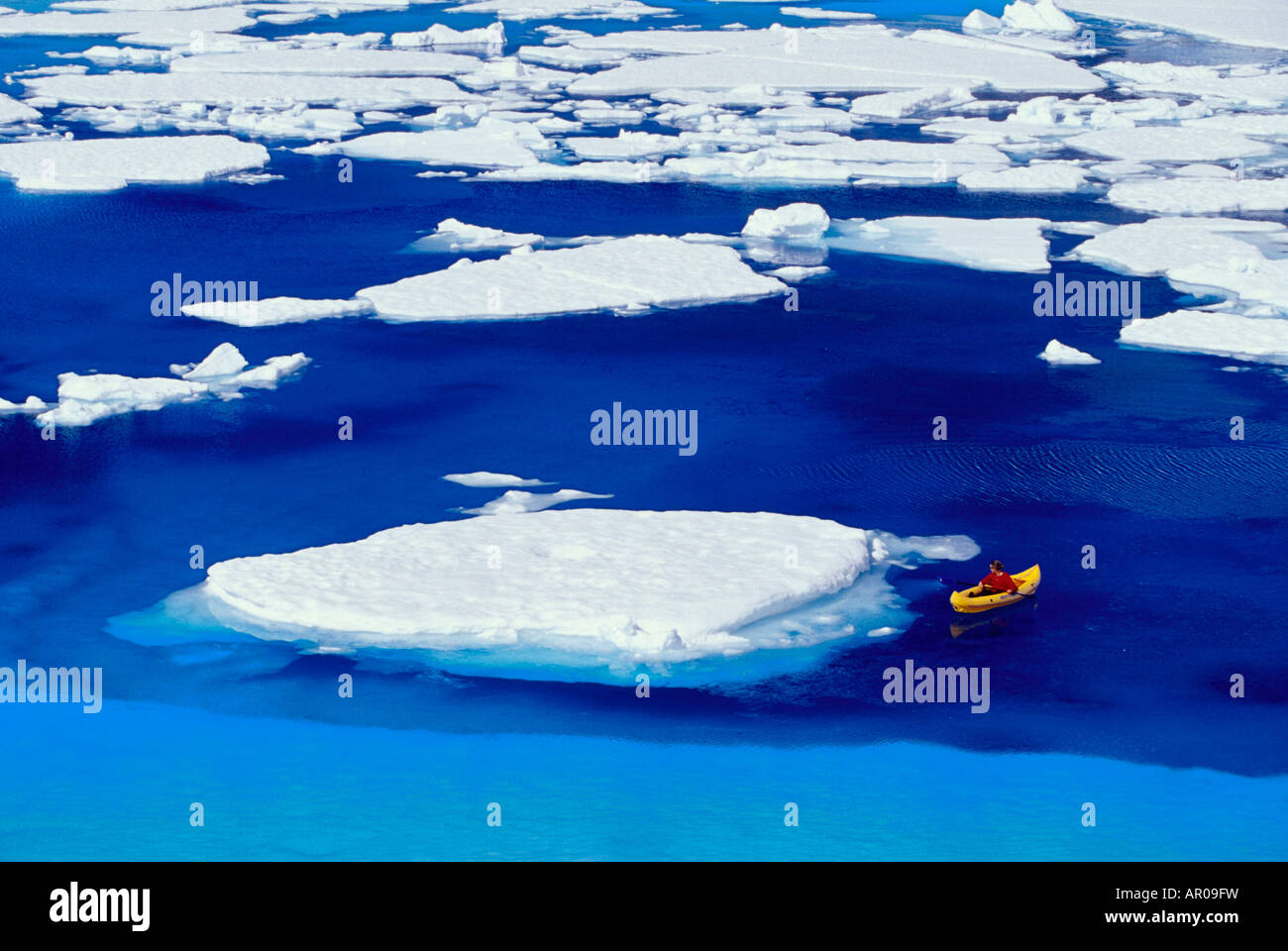 Frau entspannende Kajak blau schmelzen Teich Juneau Icefield AK Stockfoto