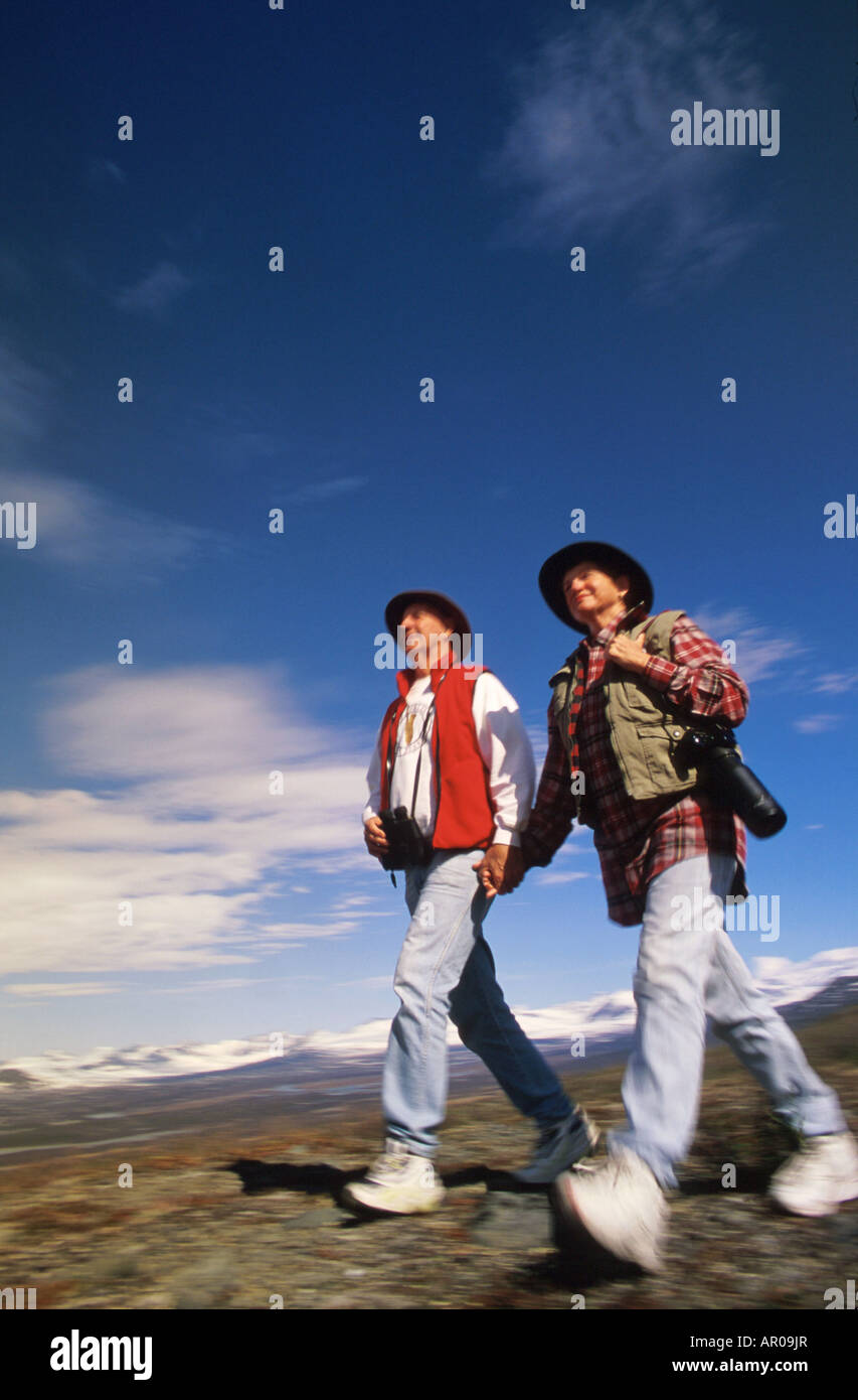 Älteres paar Wandern in der Nähe von Denali Highway IN AK Stockfoto