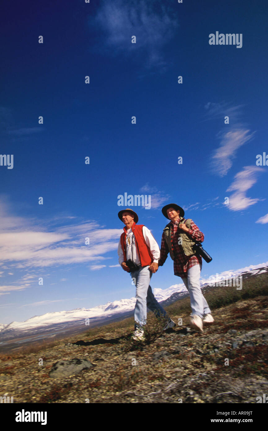 Älteres paar Wandern in der Nähe von Denali Highway IN AK Stockfoto