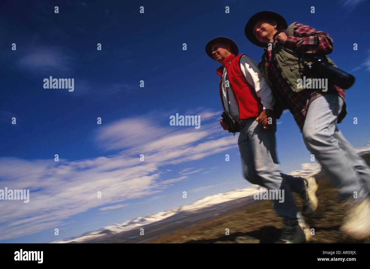 Älteres paar Wandern in der Nähe von Denali Highway IN AK Stockfoto