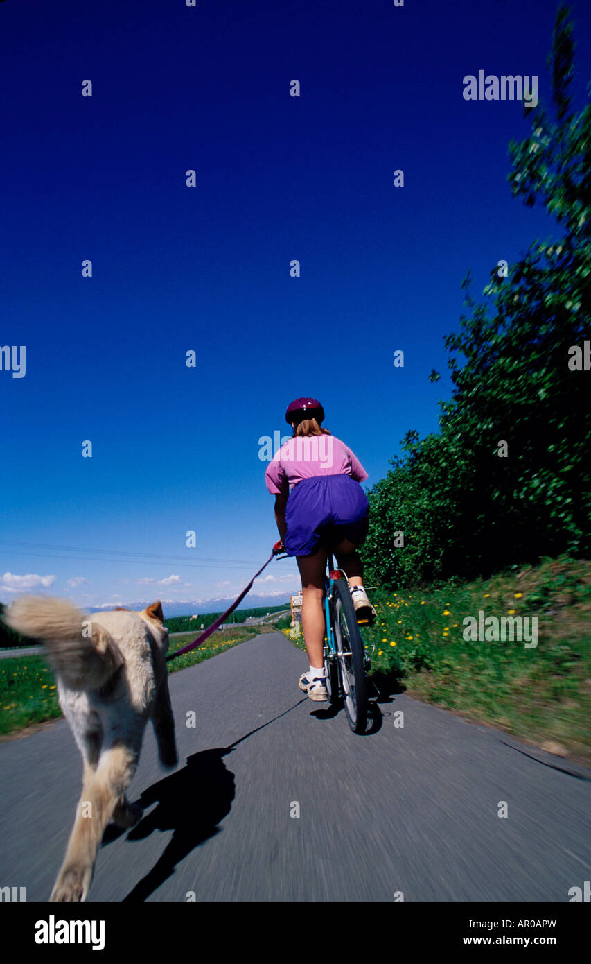 Frau-Radweg bei Peter Bach w/Hund Joggen Stockfoto