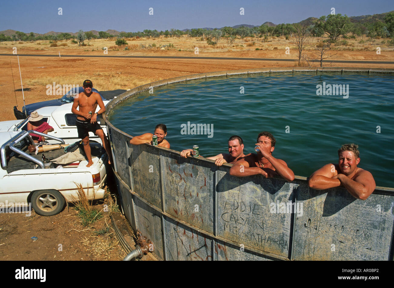 Spaß, die Abkühlung in Bohrung Wassertank, Kimberley, Westaustralien, Australien Stockfoto