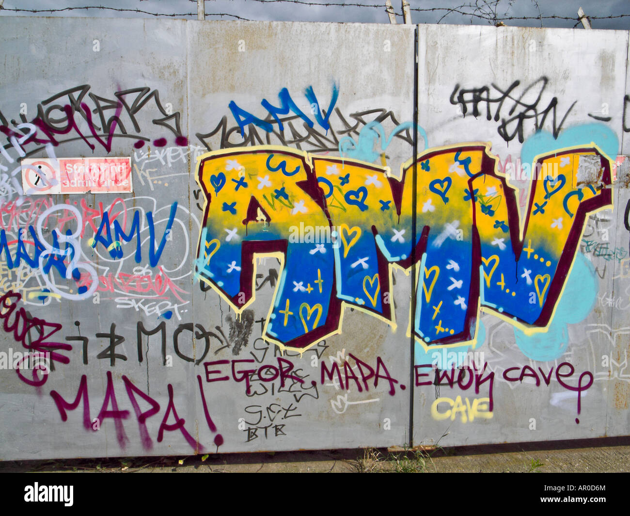 Graffiti auf Barriere Stockfoto