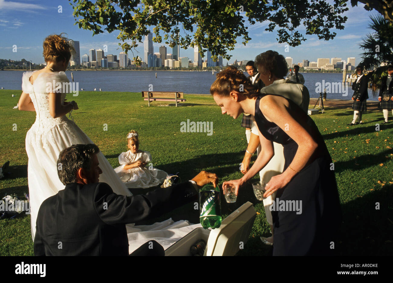 Hochzeitsfeier im Riverside, Skyline der Stadt, Perth, Western Australia, Australien Stockfoto