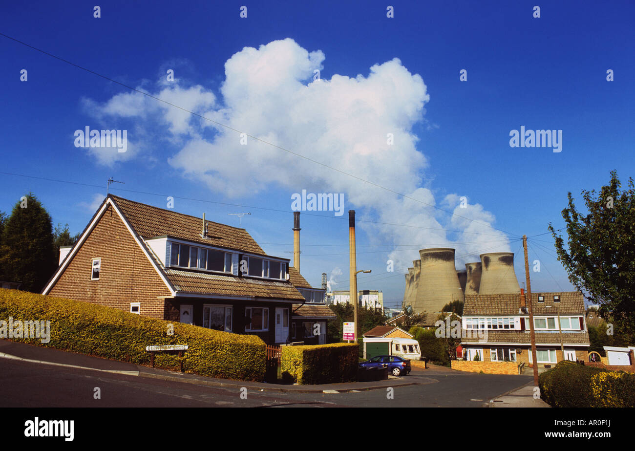 Wohnsiedlung mit Ferrybridge Kraftwerk in der Ferne Ferrybridge Yorkshire UK Stockfoto