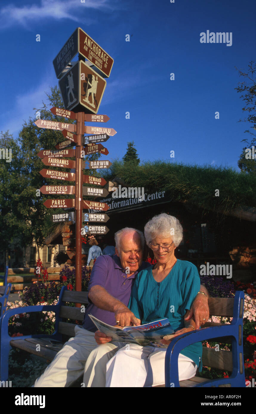 Ältere paar auf Bank Anchorage Visitor Center AK Yunan Sommer Porträt Stockfoto