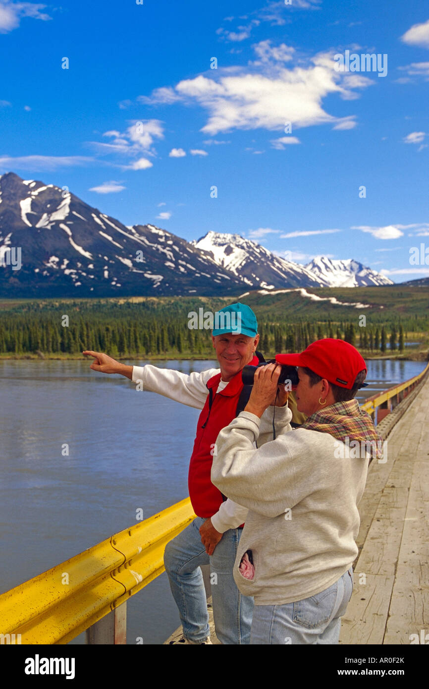 Älteres paar Sightseeing auf Maclaren-River-Brücke IN AK Stockfoto