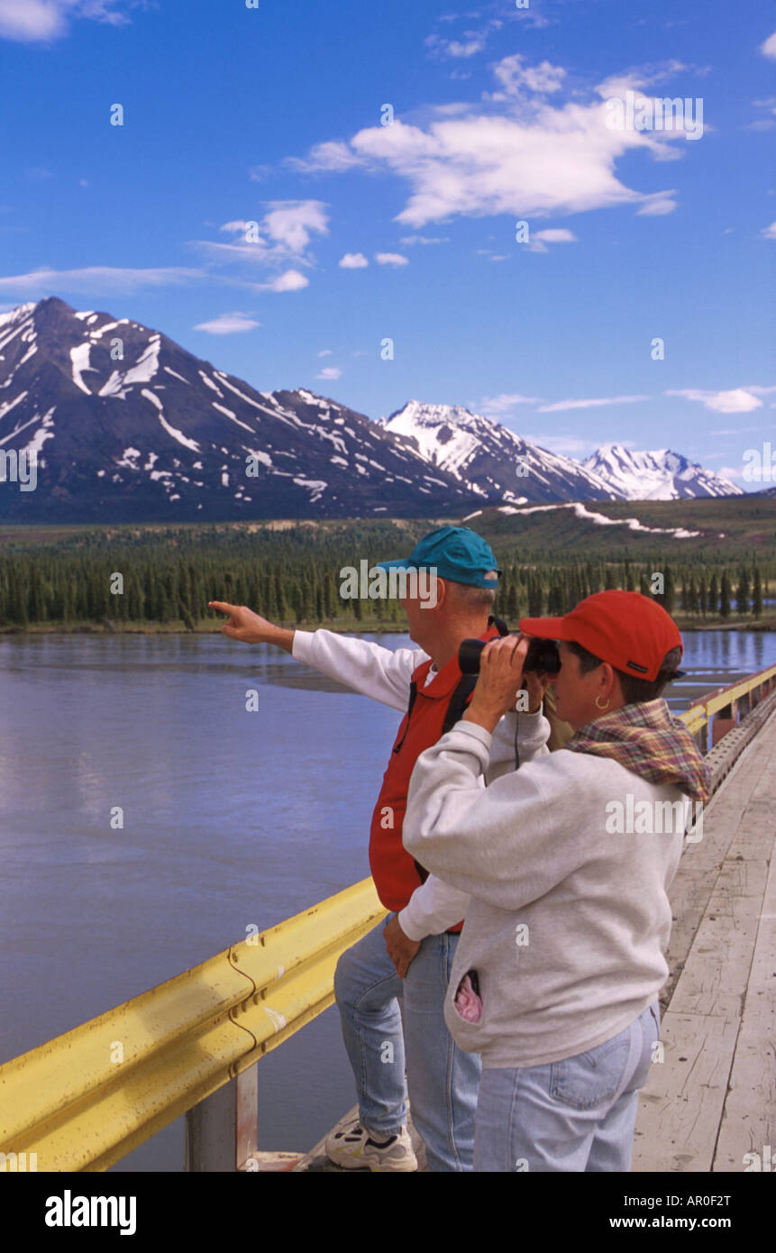 Älteres paar Sightseeing auf Maclaren-River-Brücke IN AK Stockfoto
