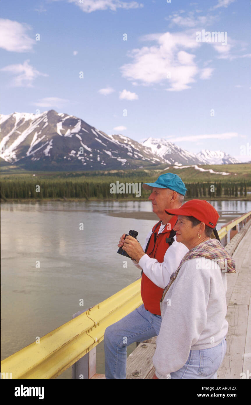 Älteres paar Sightseeing auf Maclaren-River-Brücke IN AK Stockfoto