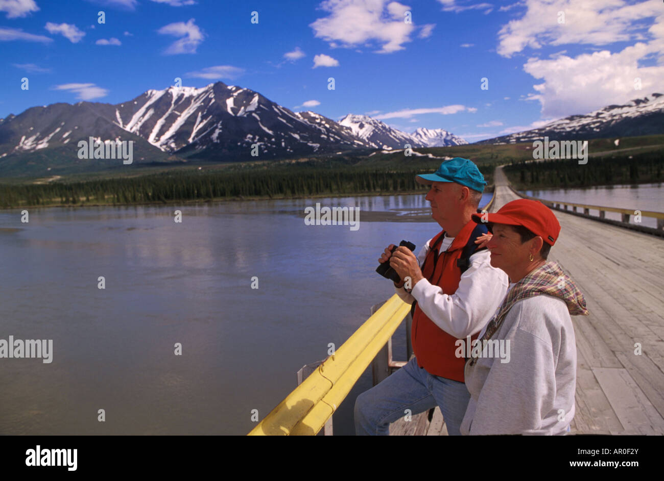 Älteres paar Sightseeing auf Maclaren-River-Brücke IN AK Stockfoto